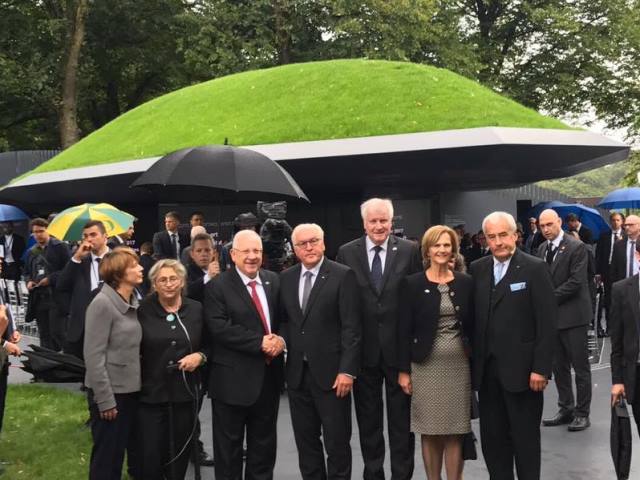 Elke Büdenbender, Nechama Rivlin, Reuven Rivlin, Frank-Walter Steinmeier, Horst Seehofer, Karin Seehofer am Erinnerungsort